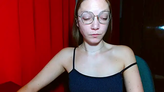 Онлайн чат XXX EmillyPlay