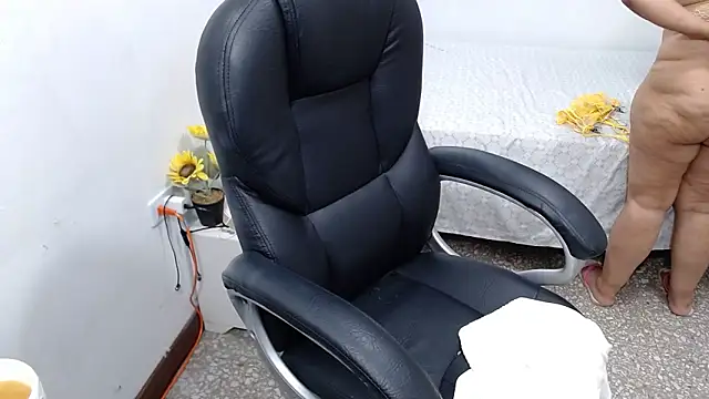 emiliaa_hot élő XXX-chatje