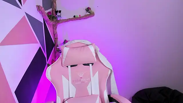 little_emma0 Adlı Modelin Canlı XXX Sohbeti