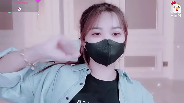 Hen-1m52: διαδικτυακό σόου στην κάμερα