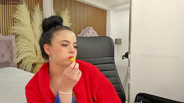 ChannelWhitee_'s Live XXX Chat