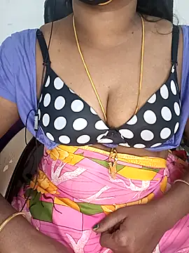 Tamil-hotwife: διαδικτυακό σόου στην κάμερα