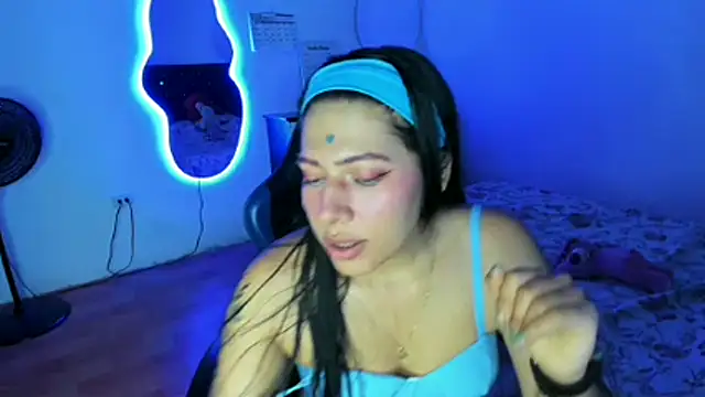 Carolina-petite  – Naživo XXX chat