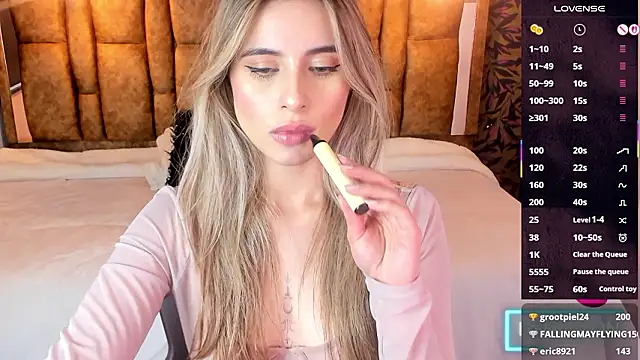 KiaraCarter: διαδικτυακό σόου στην κάμερα