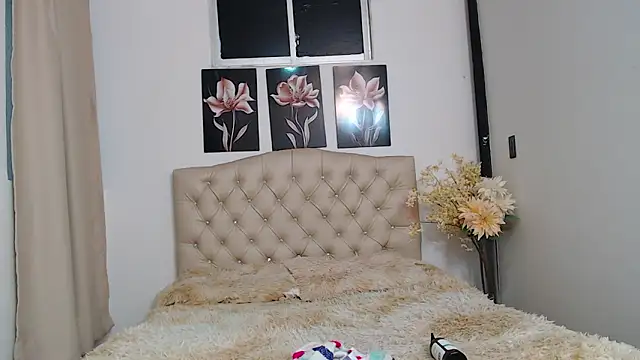 pinky_f00x's Live XXX Chat