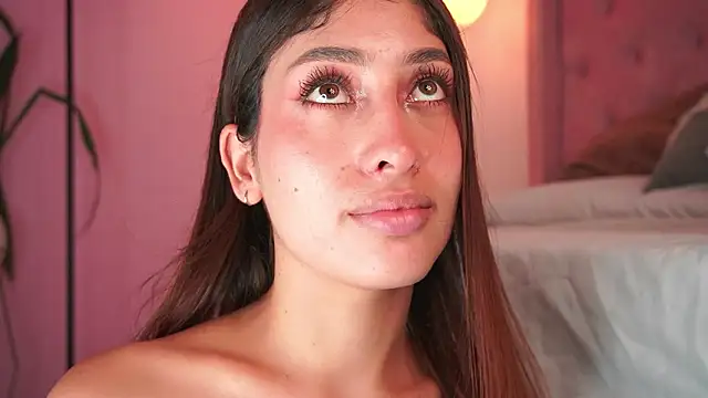 Honeyymoonn_ élő XXX-chatje