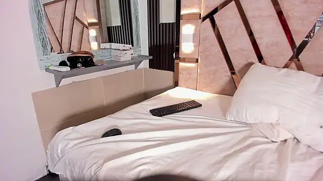 Athenea_Mills Show in webcam