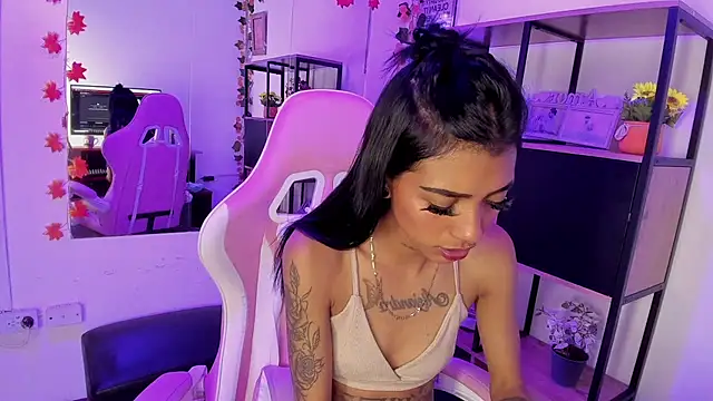 Chatroom XXX en direct de KarlaSlutSkinny__