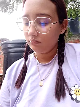 young_dairy01's Live XXX Chat