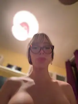 Carlita_cute: διαδικτυακό σόου στην κάμερα