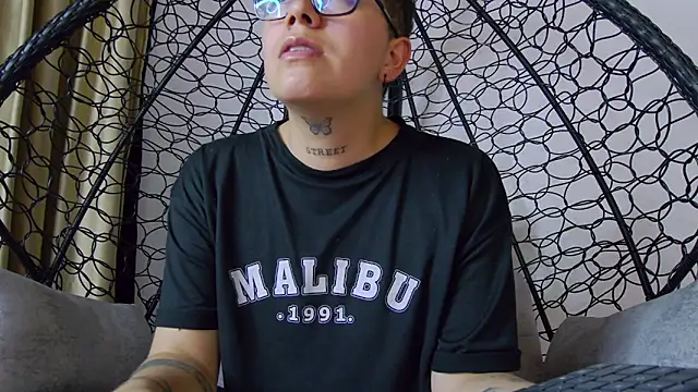 alex_noa Adlı Modelin Canlı XXX Sohbeti