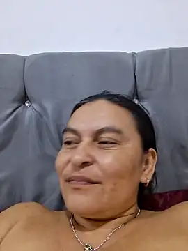 Horny-Mommy-Dirty Chat XXX in diretta