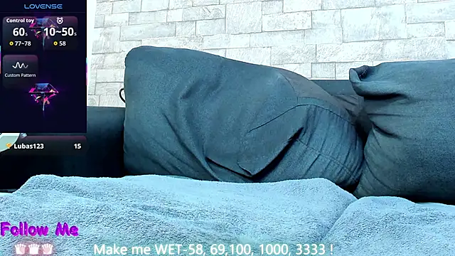 nefirtiti: διαδικτυακό σόου στην κάμερα