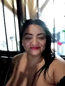 miaboobs19: διαδικτυακό σόου στην κάμερα