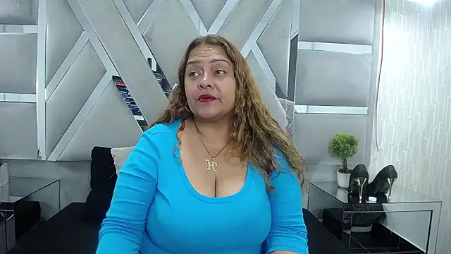 Chatroom XXX en direct de MonzerratBoyer