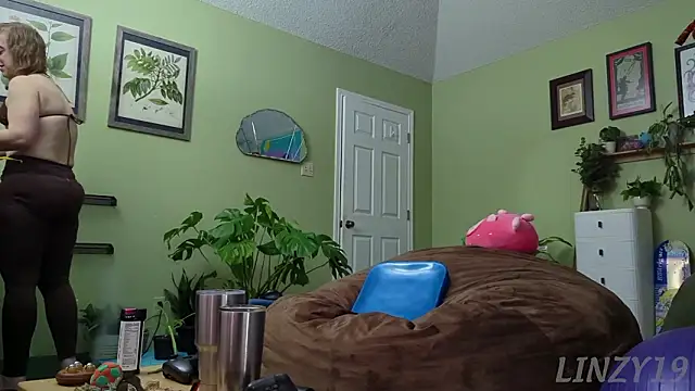 Linzy_19's Webcam Show