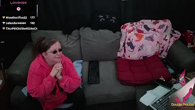 Bella_and_Marie élő XXX-chatje