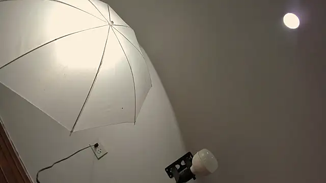 ChannelWhitee_'s Live XXX Chat