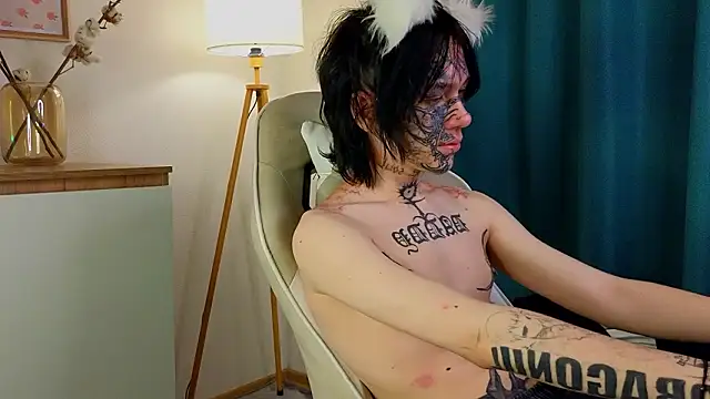 Show modela em0_b0y na web-kameri