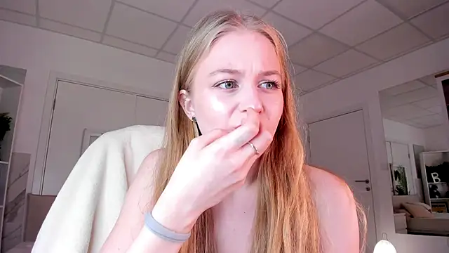 MiaMews Adlı Modelin Canlı XXX Sohbeti