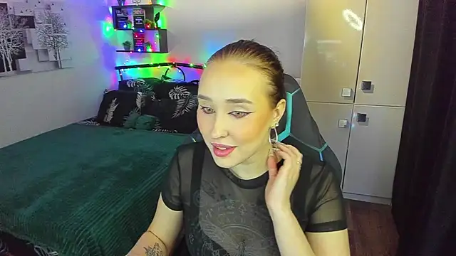 CrazyBitchInLace webcam show