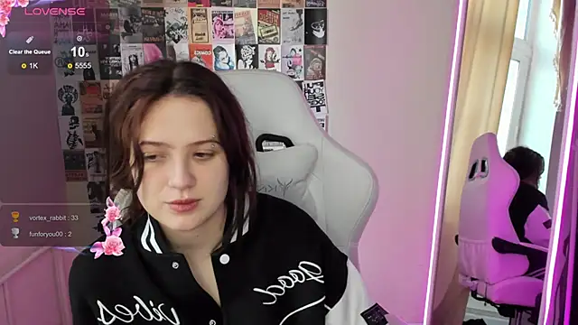 Anora_Miller élő XXX-chatje