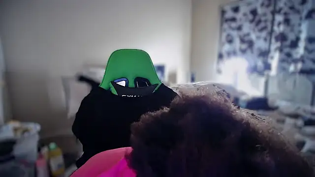 -Yagurlwest live XXX chat