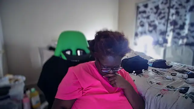 -Yagurlwest: онлайн-секс-чат