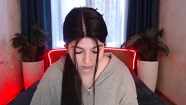 KisaModel Adlı Modelin Canlı XXX Sohbeti