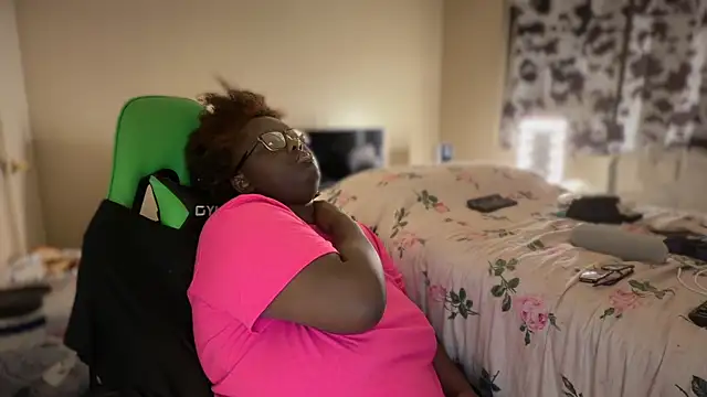 -Yagurlwest's Live XXX Chat