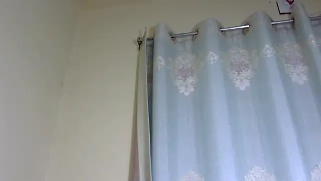 Chat +18 de Anu_tiny ao vivo