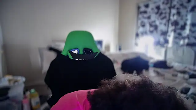 -Yagurlwest élő XXX-chatje