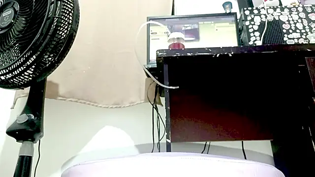 PetiteIvoryQueen19's Live XXX Chat