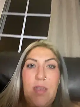 LittleMissEeve élő XXX-chatje