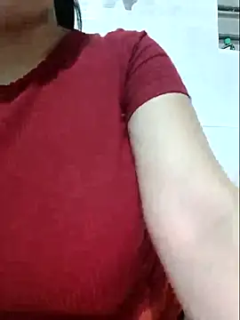 Shine_Mai: διαδικτυακό σόου στην κάμερα