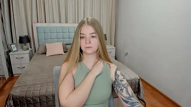 SirenaDoll Adlı Modelin Canlı XXX Sohbeti