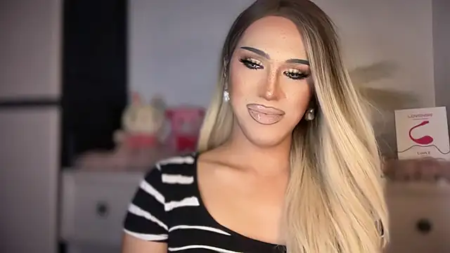 Barbara-Sprouse élő XXX-chatje