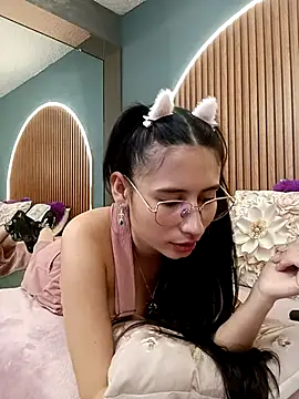 NayeCloud élő XXX-chatje