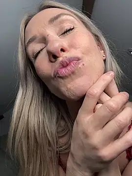 lola_tentatiion Adlı Modelin Canlı XXX Sohbeti