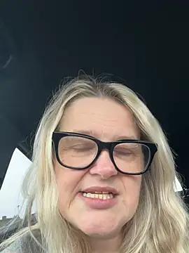 SuzieSub élő XXX-chatje