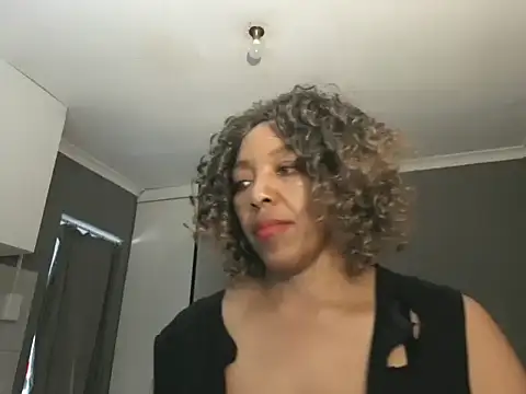 Lillyan_N élő XXX-chatje