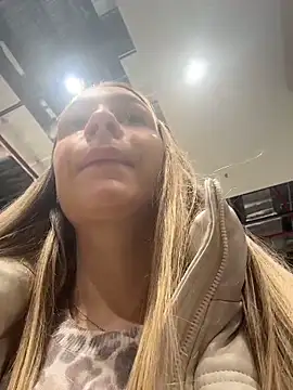 SashaCatt Adlı Modelin Canlı XXX Sohbeti