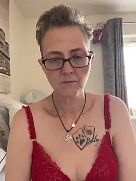 Curvy-Jinx Adlı Modelin Canlı XXX Sohbeti