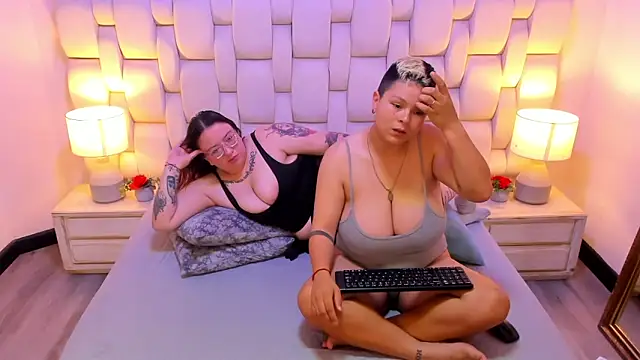 MiaYMolly Chat XXX in diretta