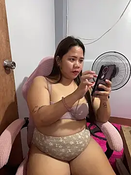 _BellaHotty_ élő XXX-chatje