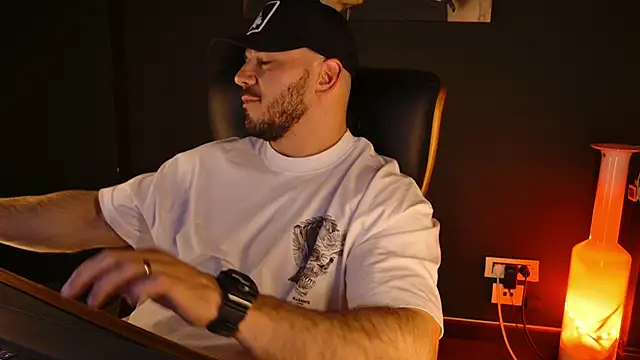 AngeloEric: онлайн-секс-чат