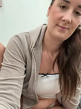 EllaMae Show in webcam