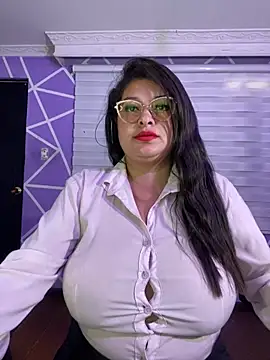 MiiaaJoness' Live XXX Chat