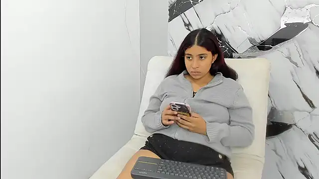 Eskarly_Goldenst's Live XXX Chat