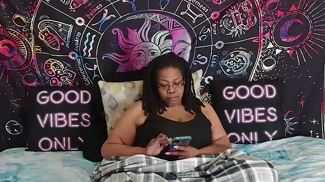 Show modela RENAESPLEASUREPALACE na web-kameri